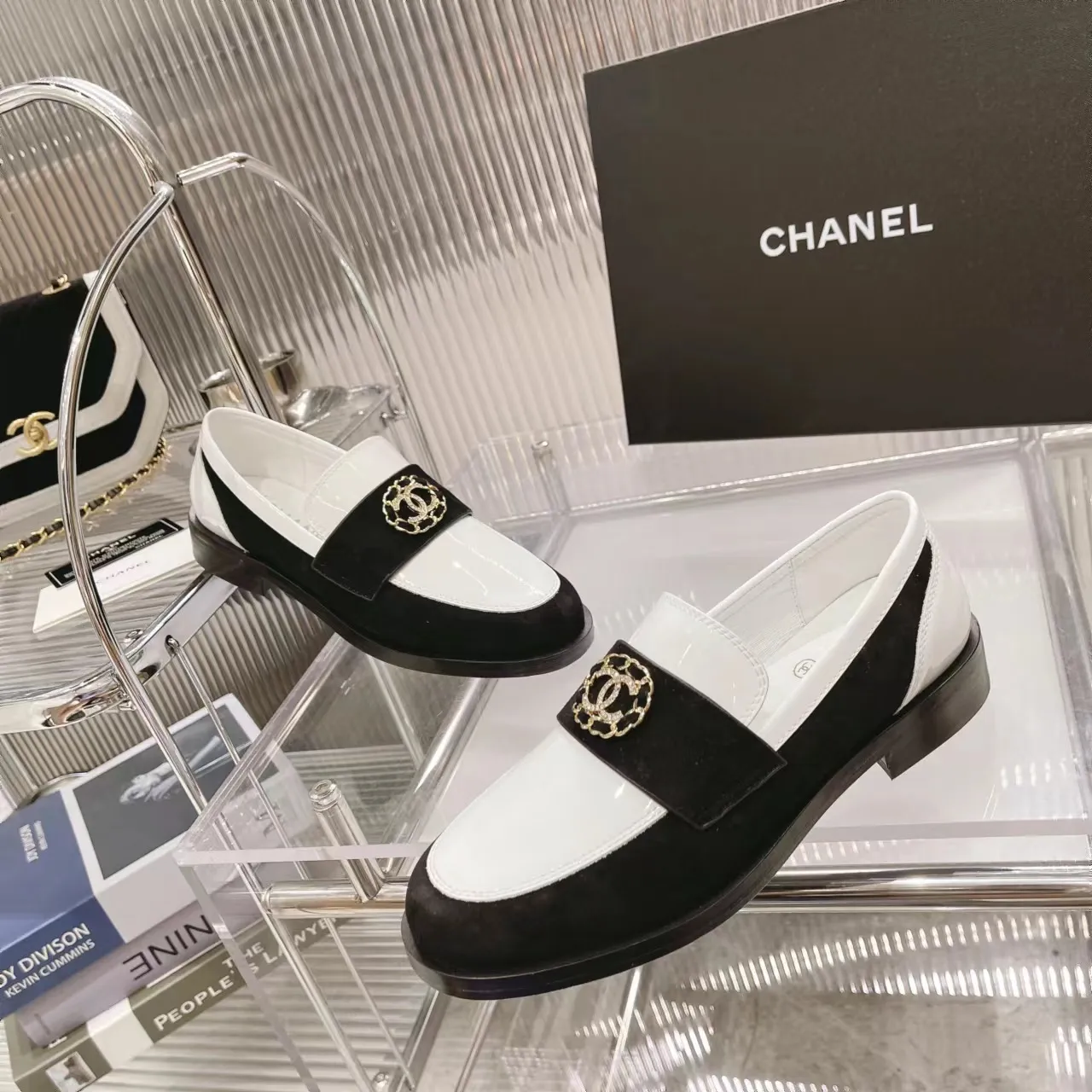 👟👟Ex-factory price 560👟👟Chanel Chanel 22K autumn and winter latest vintage retro double C buckle chain small gold ball loafers Dream Back to Campus series, the same style as the end of the year celebrities, delicate on the feet, invincible and easy to wear, small round toe atmosphere and simplicity, leather upper design, integrated chain with diamond small fragrance logo, very unique.  …………………………………………………… ❶Material: imported first-layer cowhide ➕cow patent leather + sheep leather ❷Lining: sheepskin ❸Feet: sheepskin ❹Outsole: original leather outsole ❺Heel height: 2.5cm ❻Packaging: Original full set of packaging ❼Number: 35-41 (40 41 custom-made, non-returnable) ☀Color: 4 colors